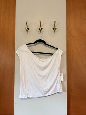 Good American asymmetrical off the shoulder white jersey top — brand new!